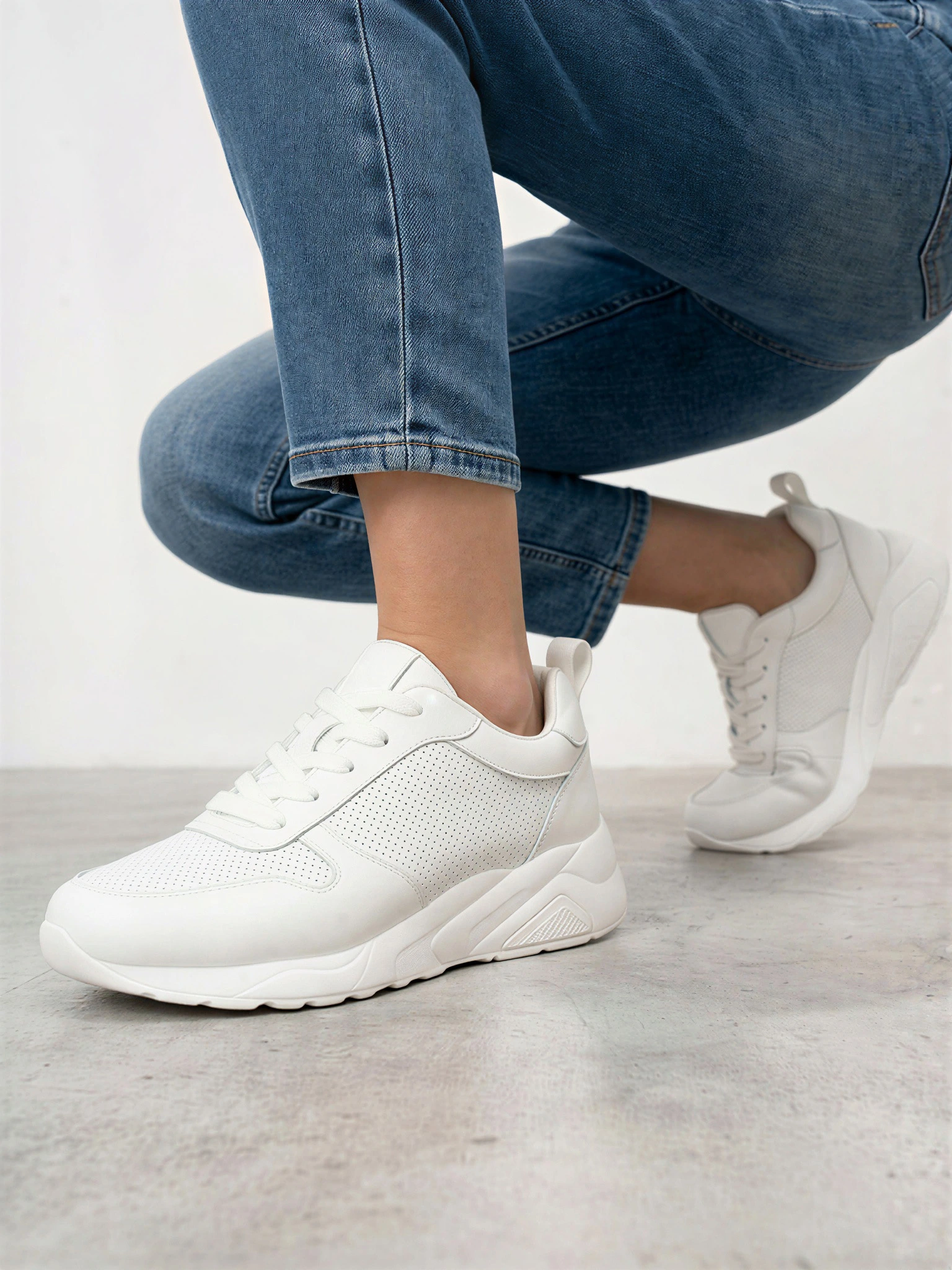 Кроссовки белого цвета на средней платформе